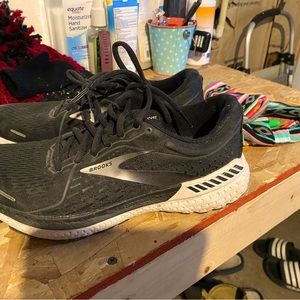 Breaks Tennis shoes, like new- Only worn a few times!